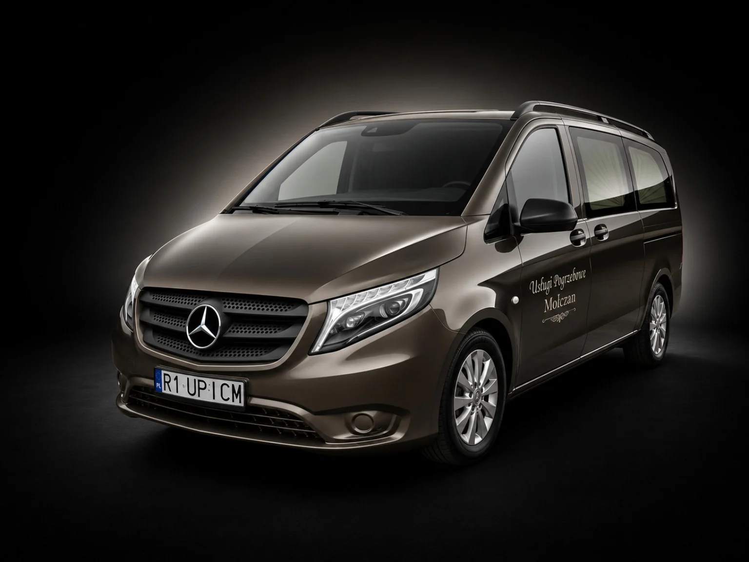 Brązowy karawan Mercedes - drugi widok