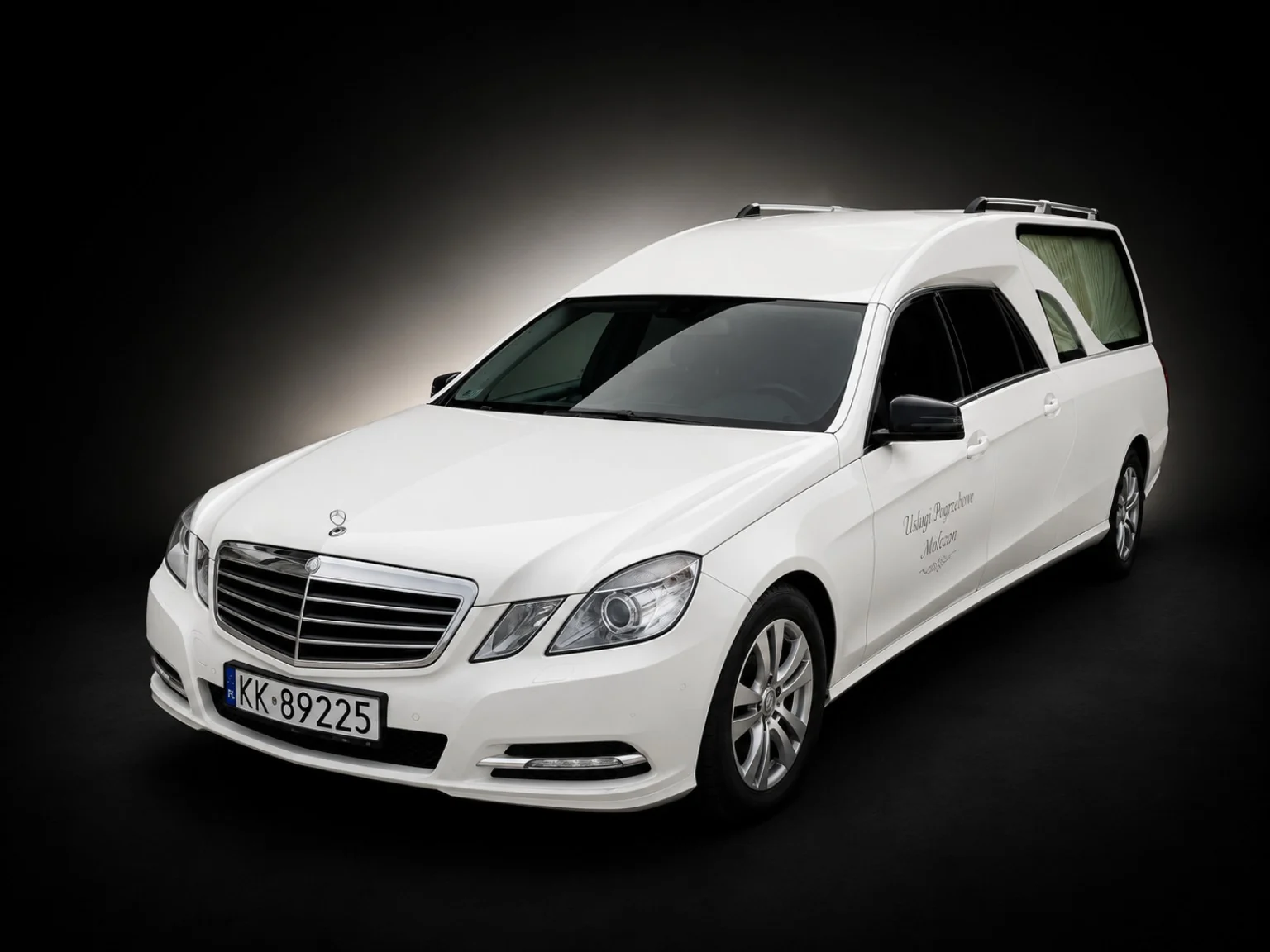 Biały karawan Mercedes - drugi widok